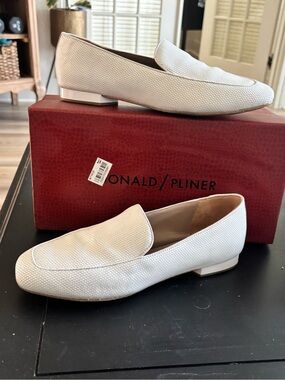 Classy Donald J. Pliner Cream Textured Leather Slip-On Loafers